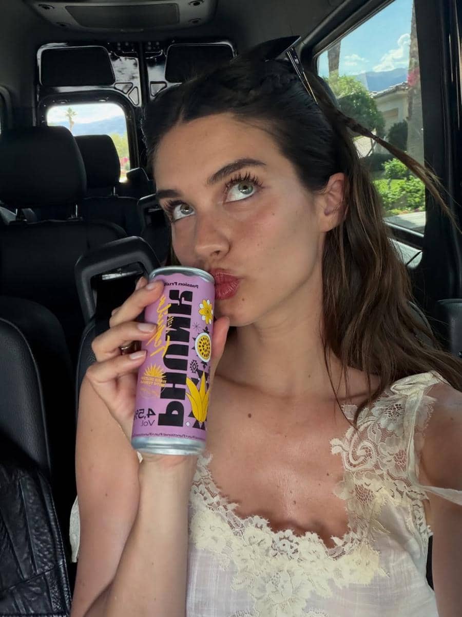 Gaya makeup dan hairdo seleb di Coachella 2026