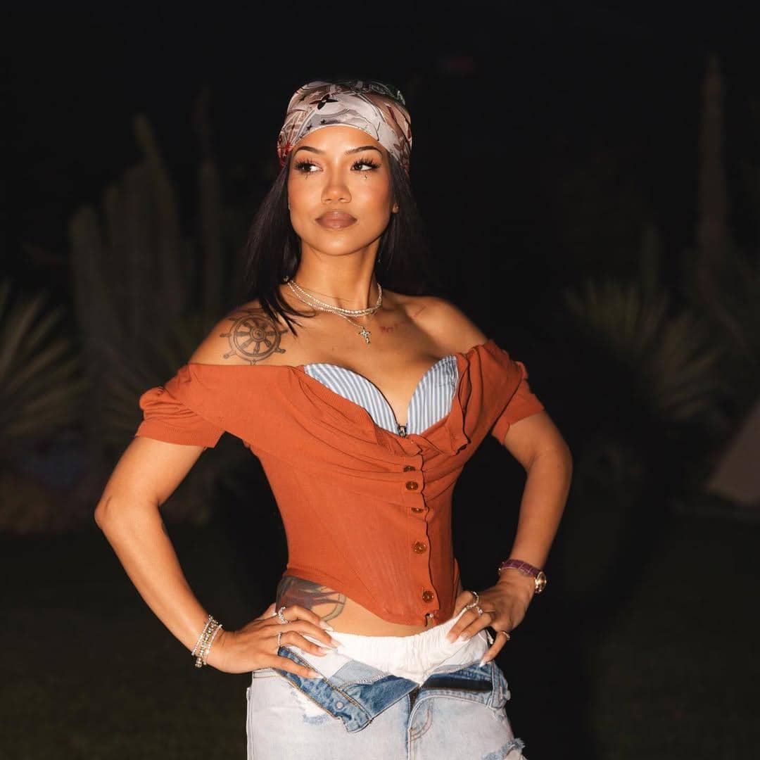 Gaya makeup dan hairdo seleb di Coachella 2026