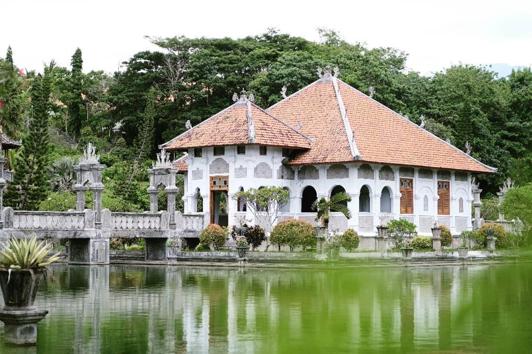 salah satu bangunan di Taman Ujung (instagram.com/ujungwaterpalace)