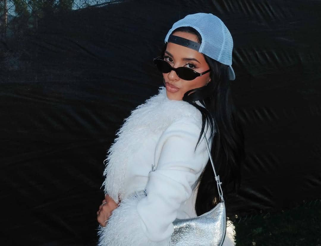 Gaya makeup dan hairdo seleb di Coachella 2026