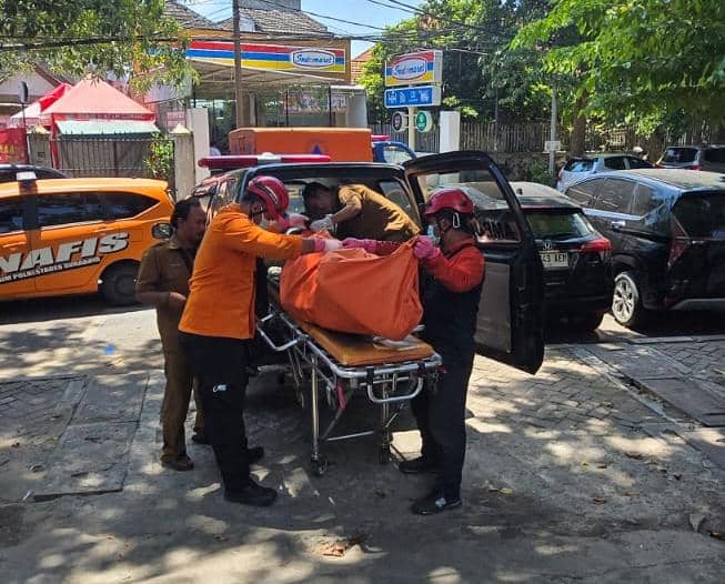 Pria Ditemukan Tewas Bersimbah Darah di Toilet Taman Bungkul