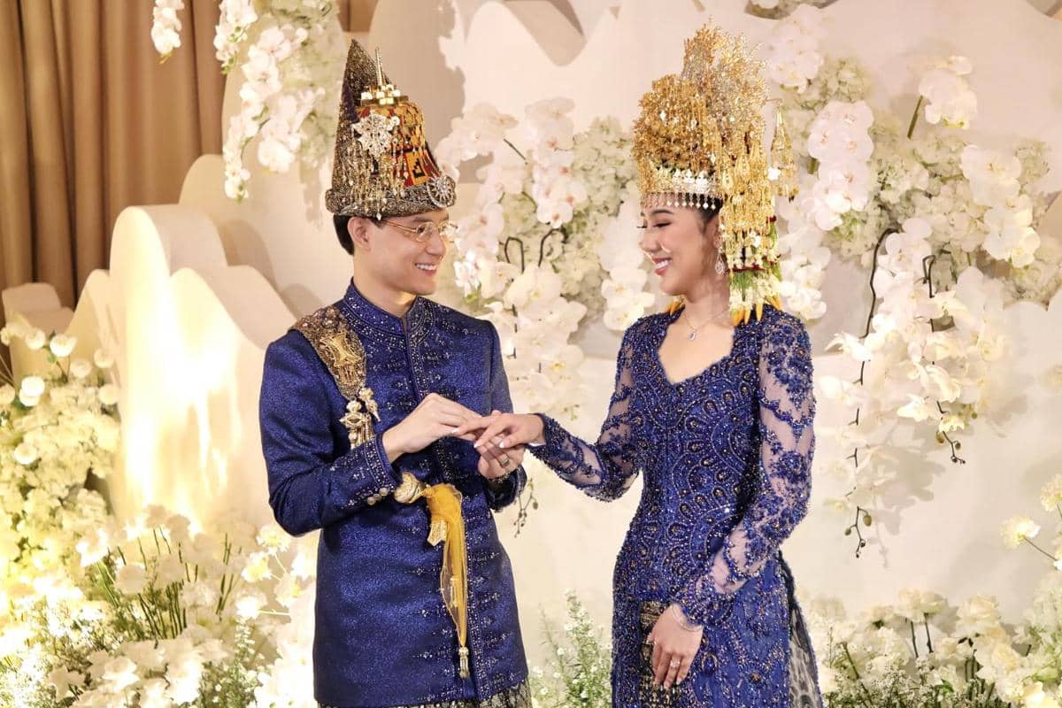 Momen Teuku Rassya menyematkan cincin pernikahan di jari manis Cleantha Islan