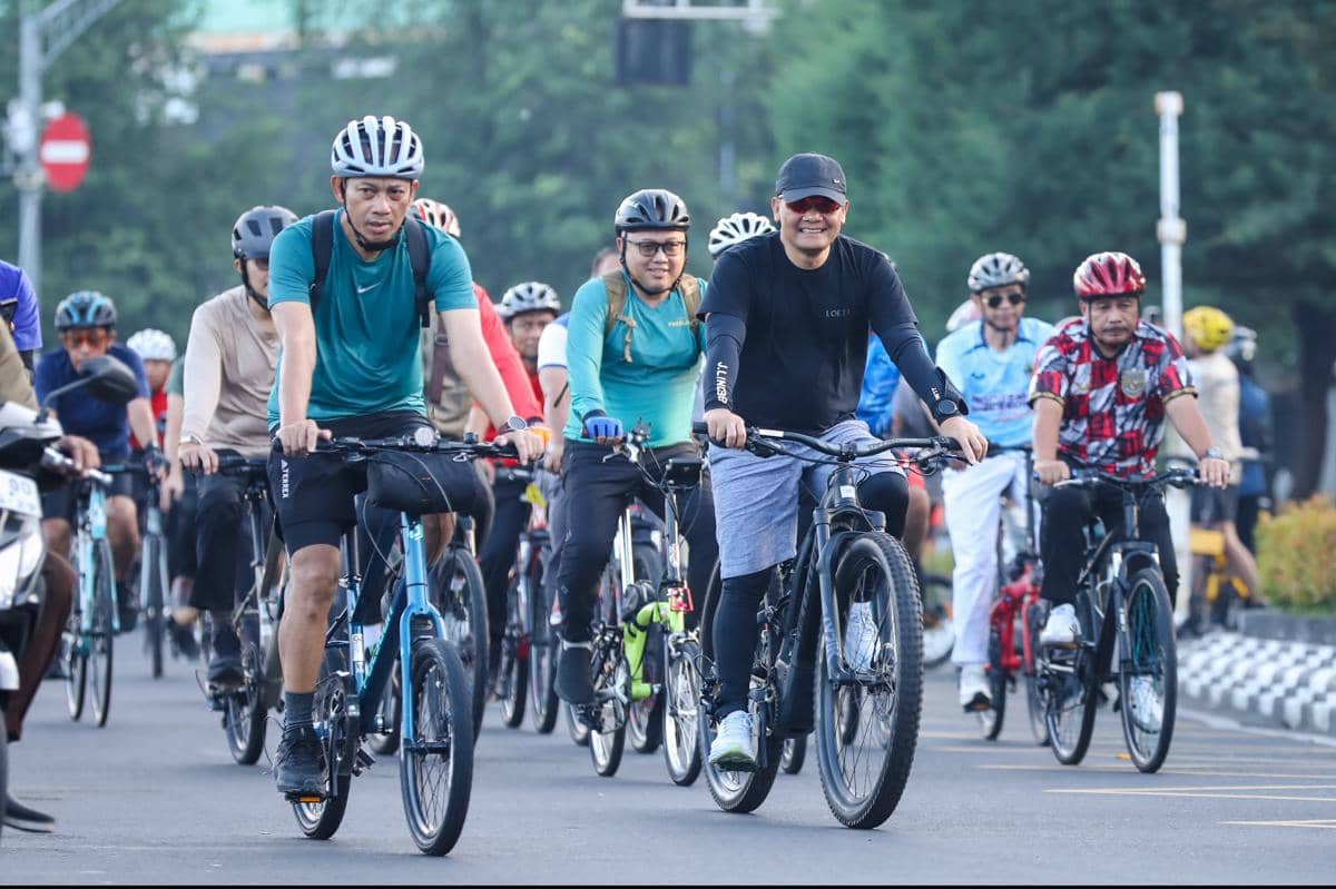 Aksi Gubernur Jawa Tengah, Ahmad Luthfi, bersepeda ke kantor bersama jajaran Organisasi Perangkat Daerah (OPD) yang memicu sorotan publik, Kamis (9/4/2026). (Dok. Pemprov Jateng)