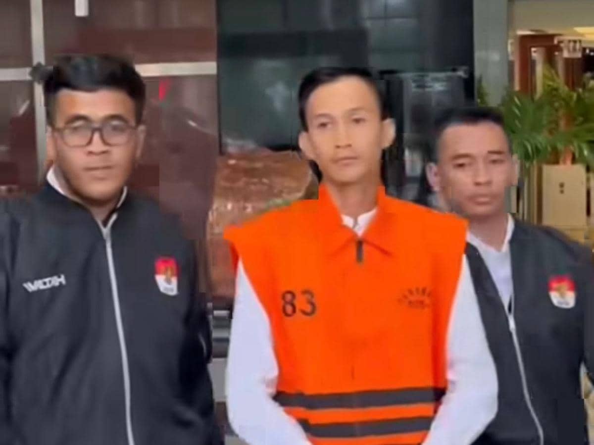 KPK Tahan Marjani Mantan Ajudan Gubernur Riau Nonaktif