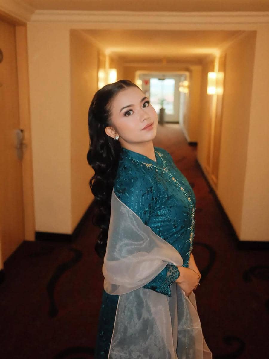 Hairstyle ala Diva Azzura (instagram.com/diva.azzura)