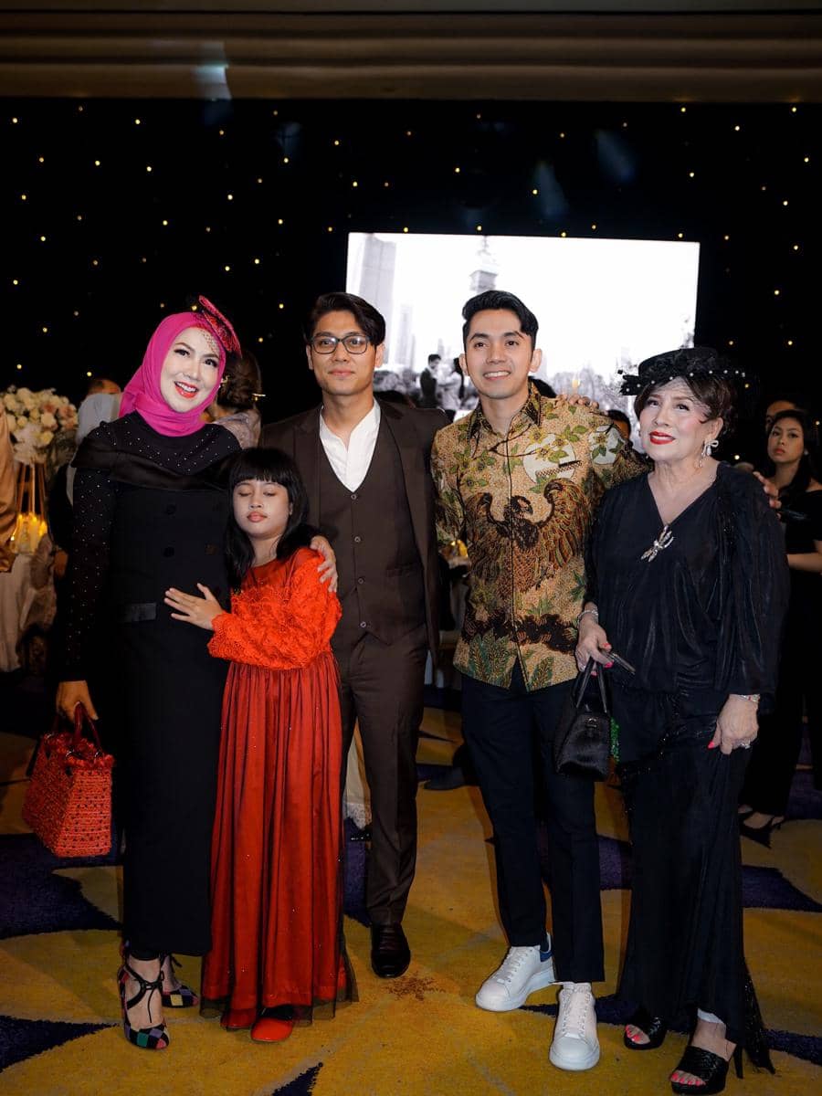 Gaya Seleb di Resepsi Teuku Rassya