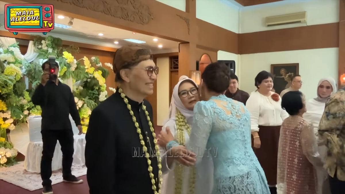 Maia Estianty di acara pernikahan keluarga