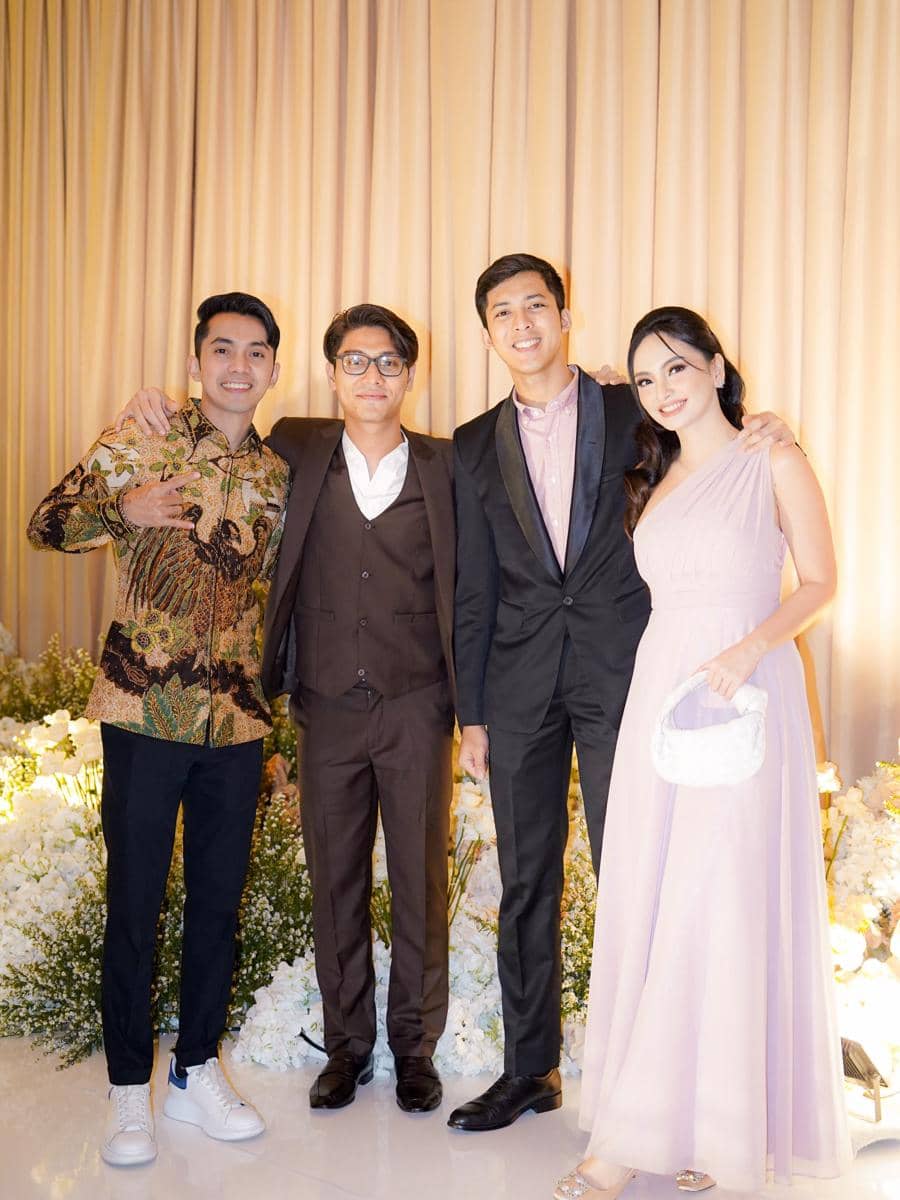 Gaya Seleb di Resepsi Teuku Rassya