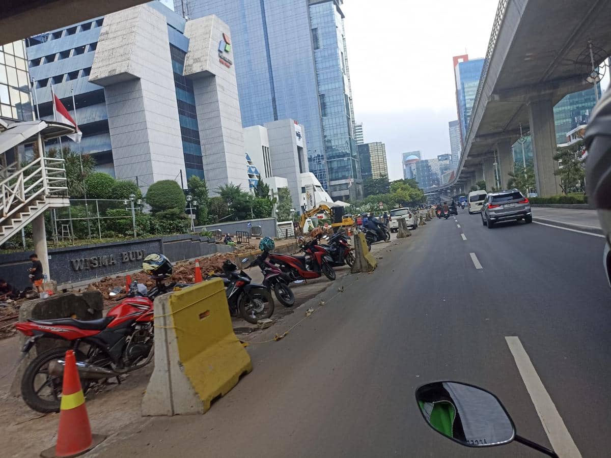 Kondisi Jalan Rasuna Said Kuningan, Senin (13/4/2026).
