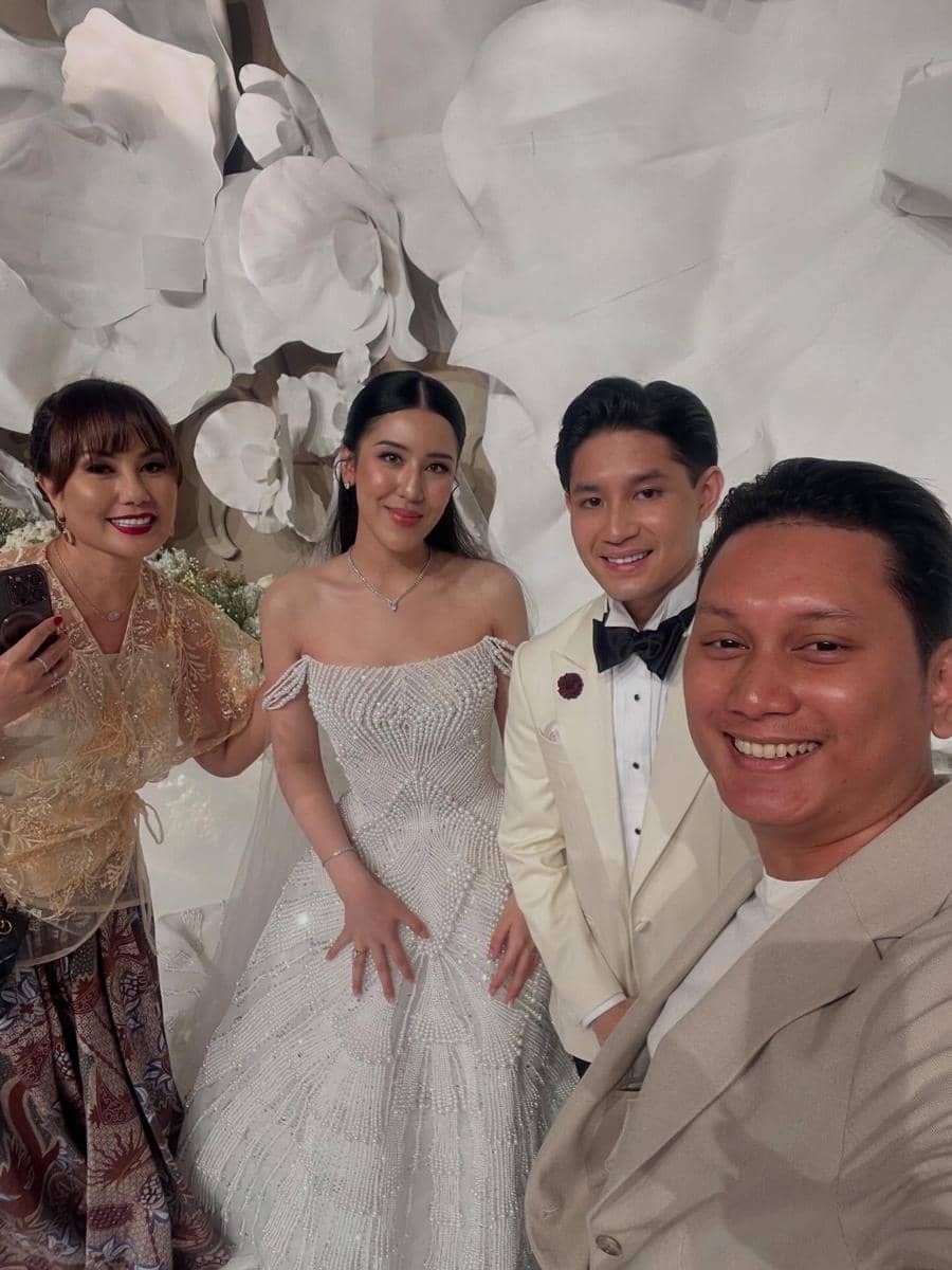 Gaya Seleb di Resepsi Teuku Rassya