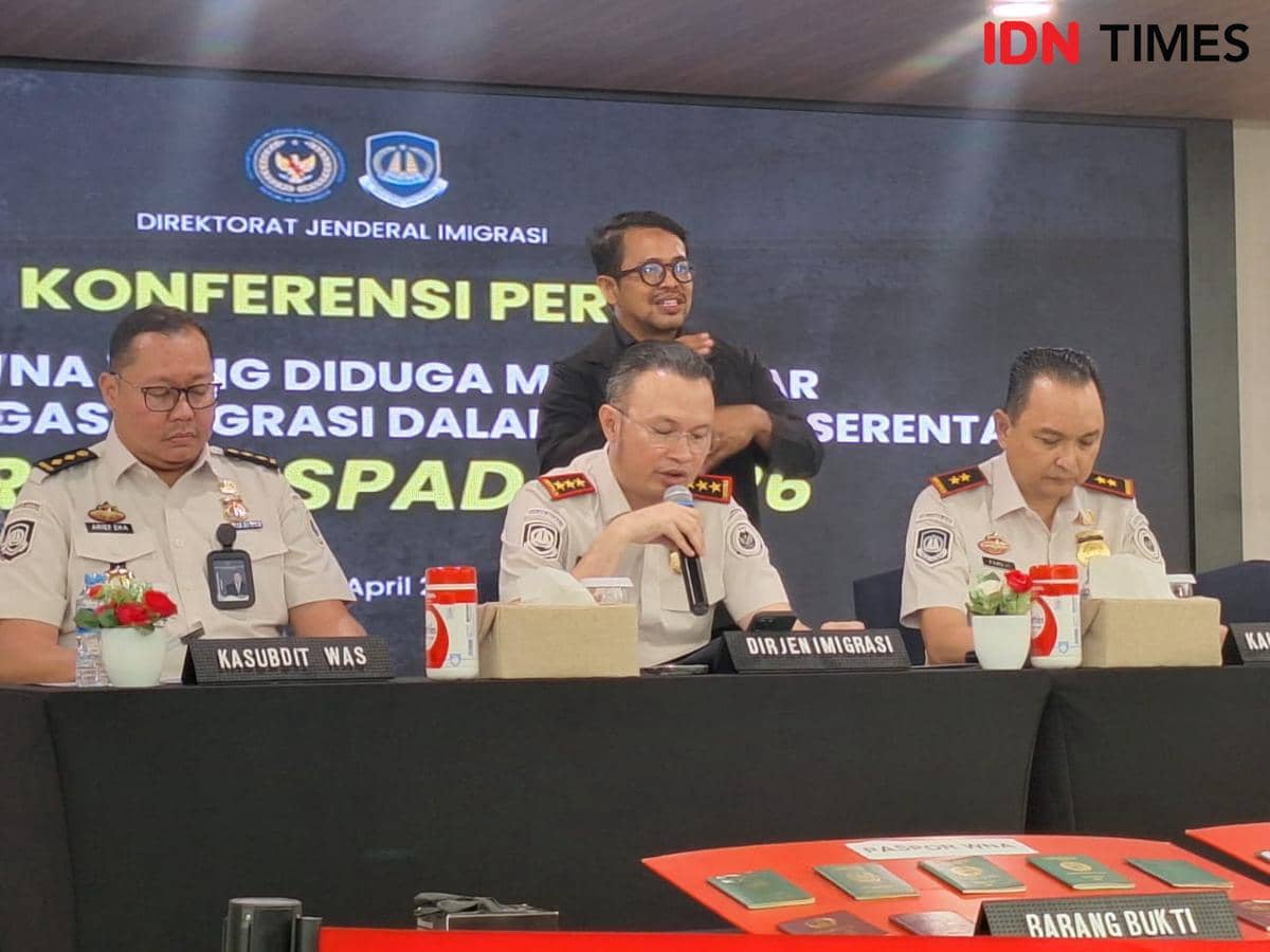 Konferensi Pers Hasil Operasi Pengawasan Keimigrasian terhadap WNA serentak “Wirawaspada”,  di kantor Dirjen Imigrasi, Jakarta. 