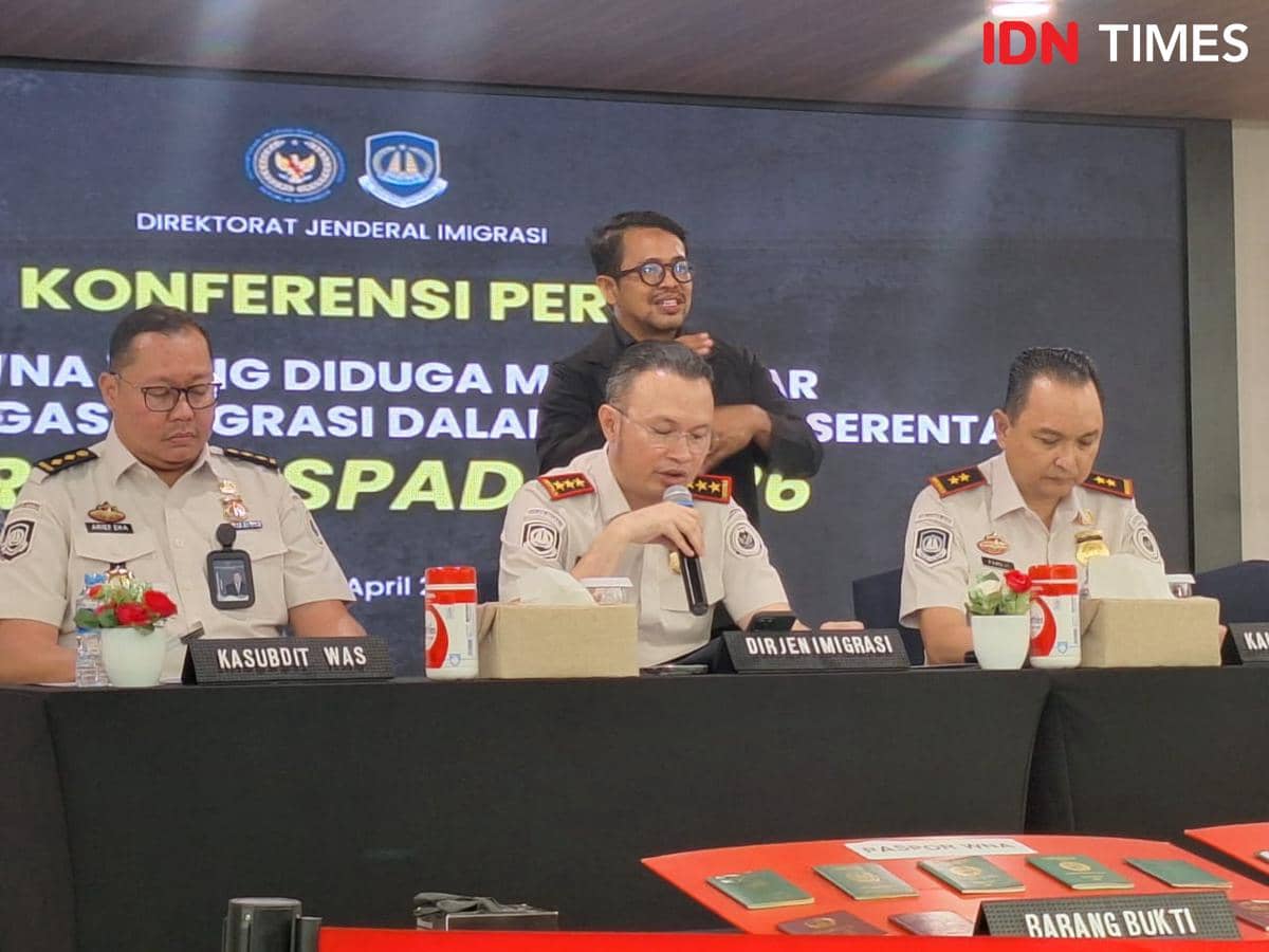 Konferensi Pers Hasil Operasi Pengawasan Keimigrasian terhadap WNA serentak “Wirawaspada”,  di kantor Dirjen Imigrasi, Jakarta. 