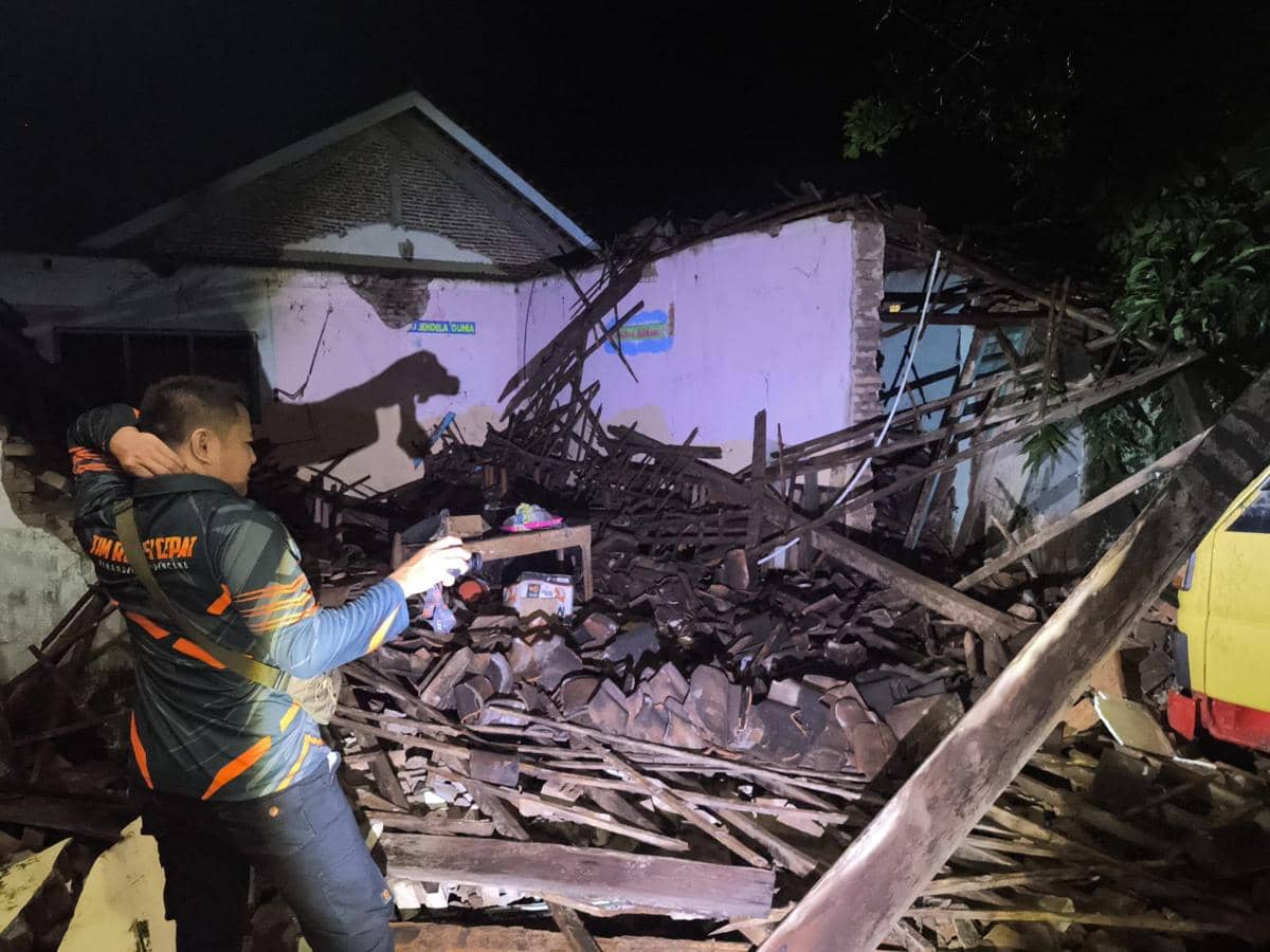 Diterjang Hujan Deras, Bangunan Tua Sekolah Dasar di Magetan Roboh