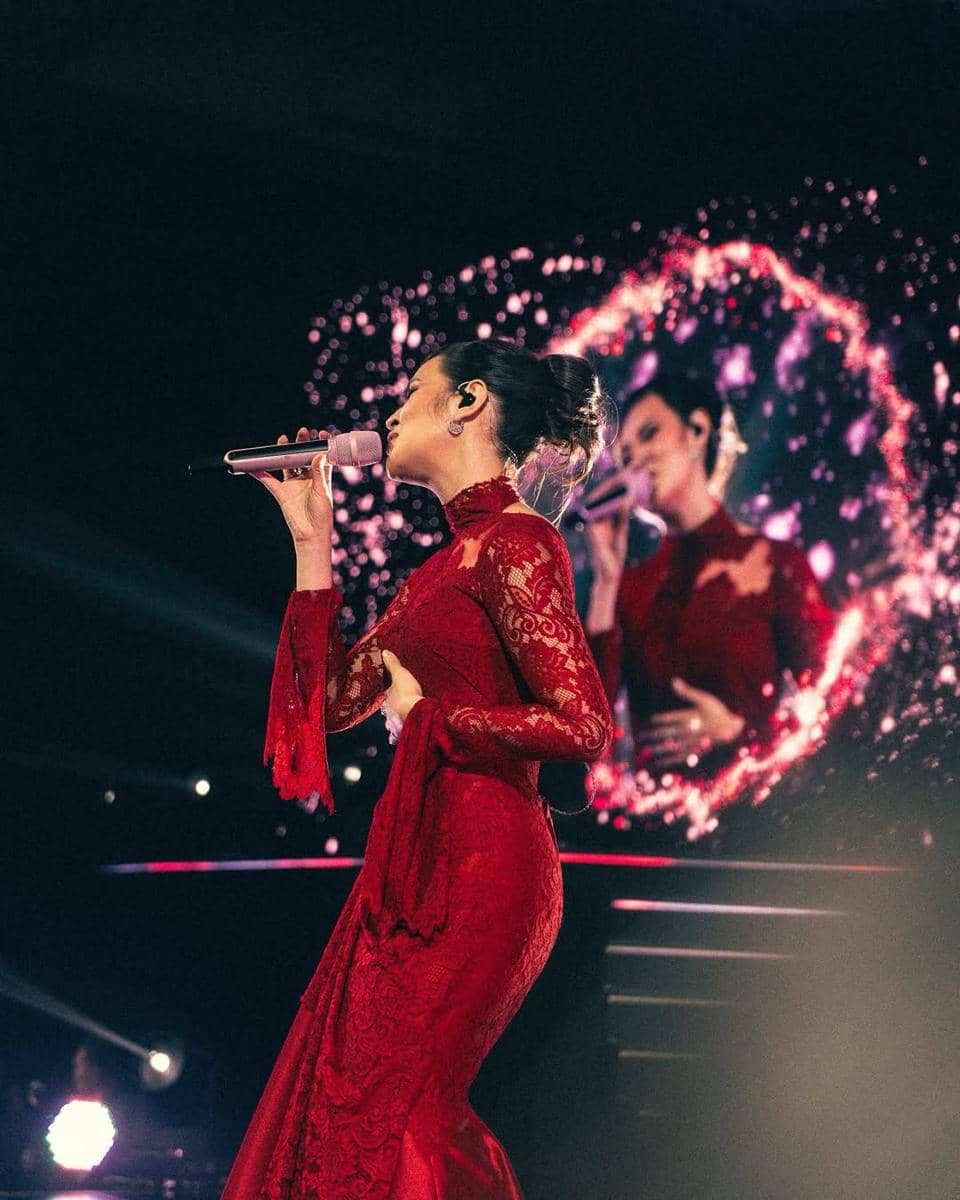 gaya Raisa saat duet dengan King Nassar