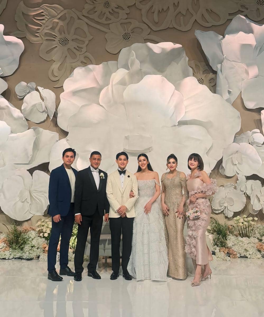 Gaya Seleb di Resepsi Teuku Rassya