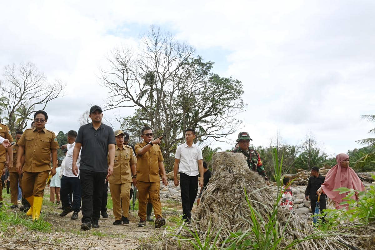 Gubernur bersama Bupati Tapteng Tinjau Sungai Baderi - 4.jpg.jpeg