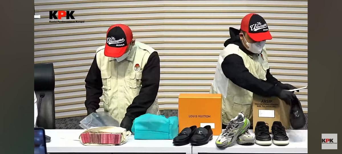 Inilah Harga Sepatu Louis Vuitton Milik Bupati Tulungagung