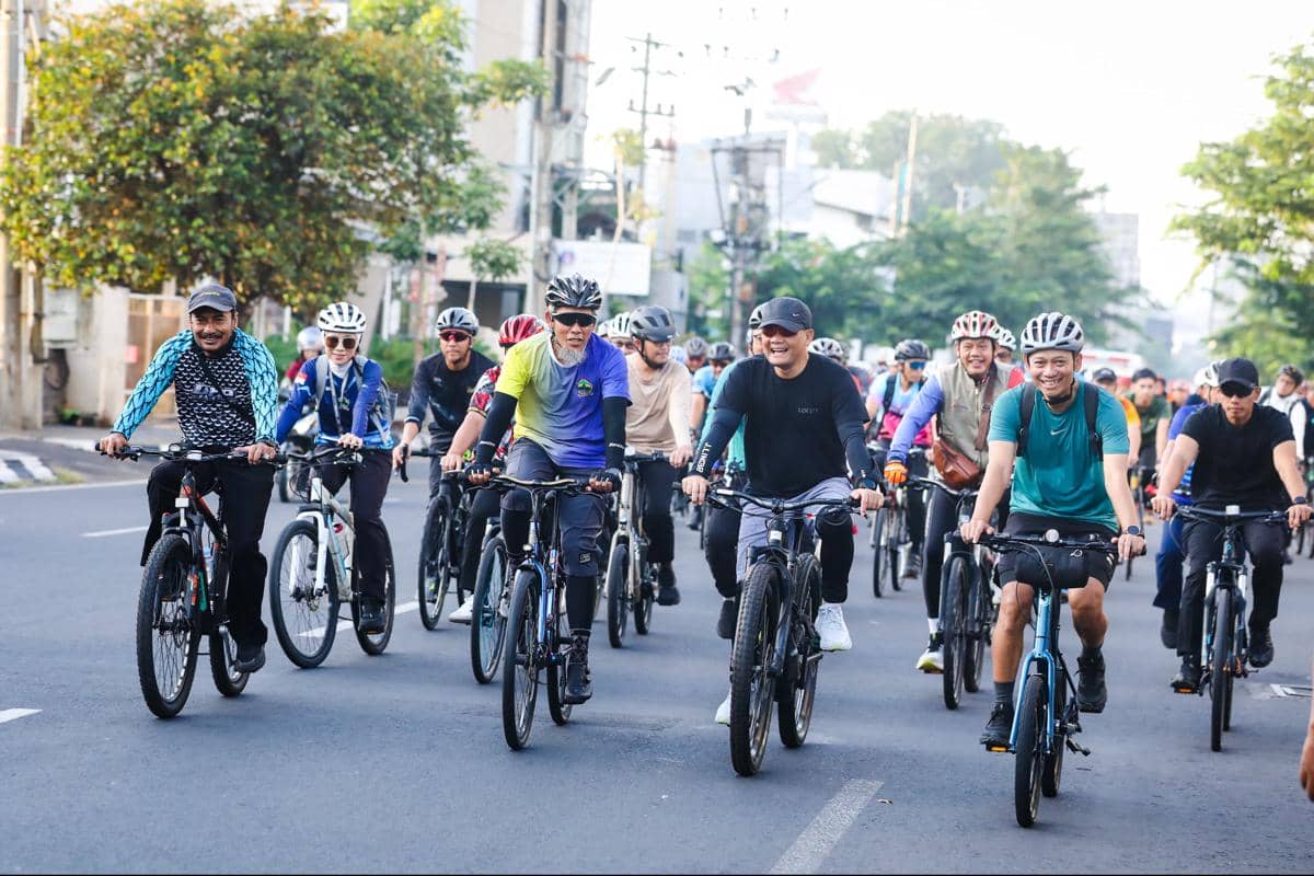 Aksi Gubernur Jawa Tengah, Ahmad Luthfi, bersepeda ke kantor bersama jajaran Organisasi Perangkat Daerah (OPD) yang memicu sorotan publik, Kamis (9/4/2026). (Dok. Pemprov Jateng)