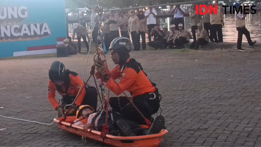 Simulasi uji SOP Kampung Siaga Bencana (KSB) Kecamatan Tamalanrea di Anjungan MNEK CPI, Senin (13/4/2026). IDN Times/Asrhawi Muin