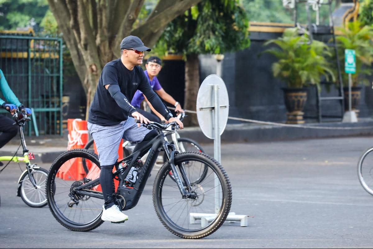 Aksi Gubernur Jawa Tengah, Ahmad Luthfi, bersepeda ke kantor bersama jajaran Organisasi Perangkat Daerah (OPD) yang memicu sorotan publik, Kamis (9/4/2026). (Dok. Pemprov Jateng)