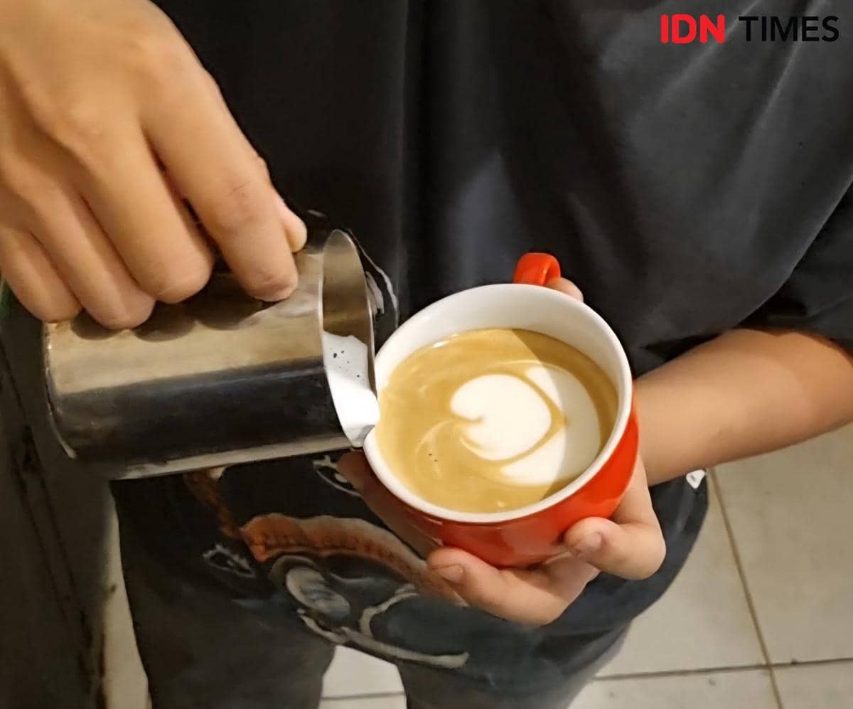 Ketika Gen Z Palembang Ngeluh Ngopi di Kafe Makin Mahal