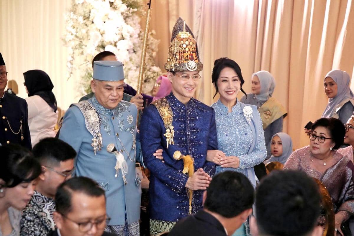 Teuku Rassya memasuki lokasi pernikahan didampingi keluarga mempelai perempuan