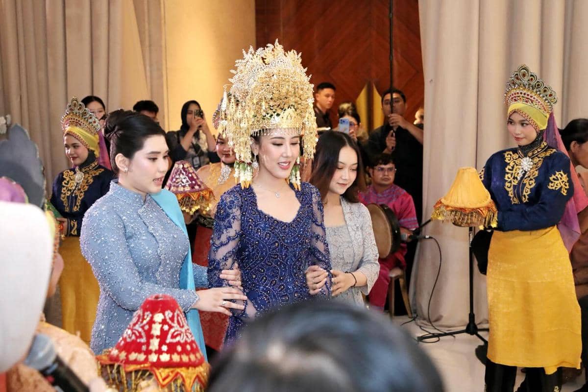 Cleantha Islan memasuki tempat pernikahan didampingi keluarga