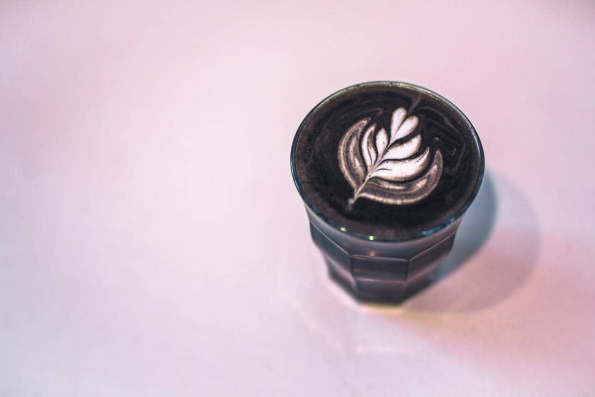 Resep Charcoal Latte Kekinian yang Sehat dan Menyegarkan