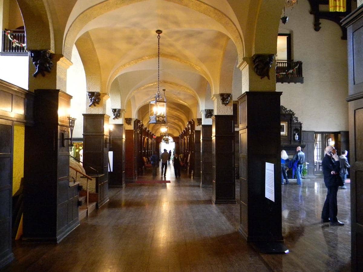 bagian dalam Casa Loma