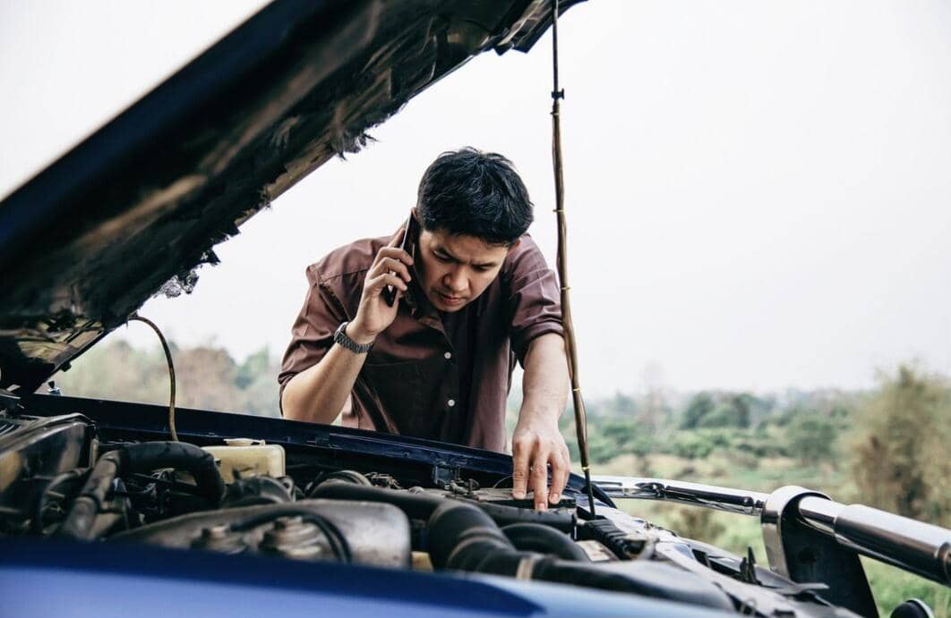 ilustrasi mobil mogok karena aki (freepik.com/jcomp)