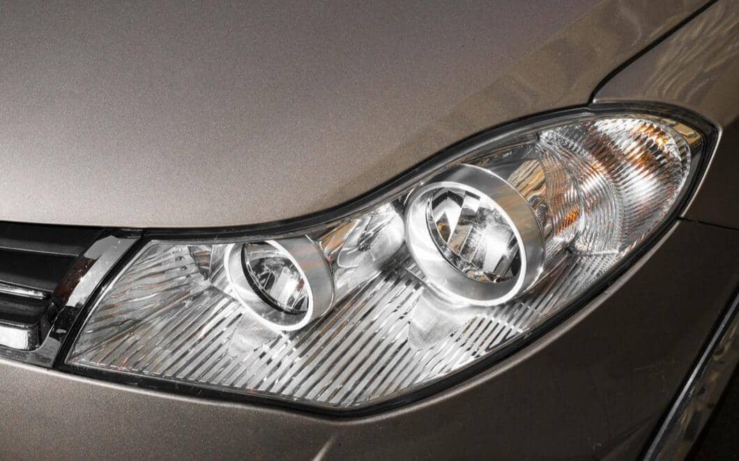 ilustrasi lampu mobil menyala redup (freepik.com/freepik)