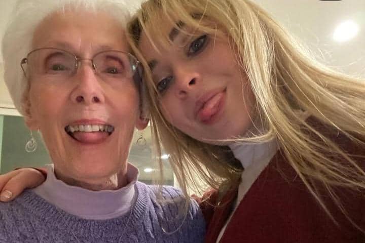 Sabrina Carpenter dan neneknya