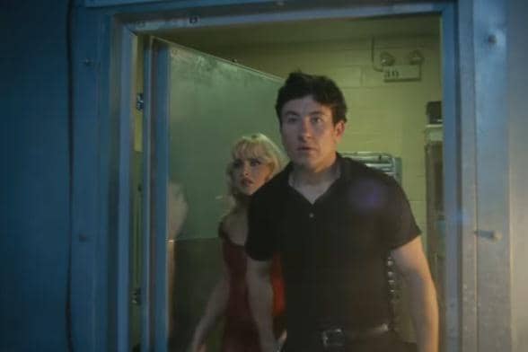 cuplikan adegan Sabrina Carpenter dan Barry Keoghan dalam video musik Please Please Please 