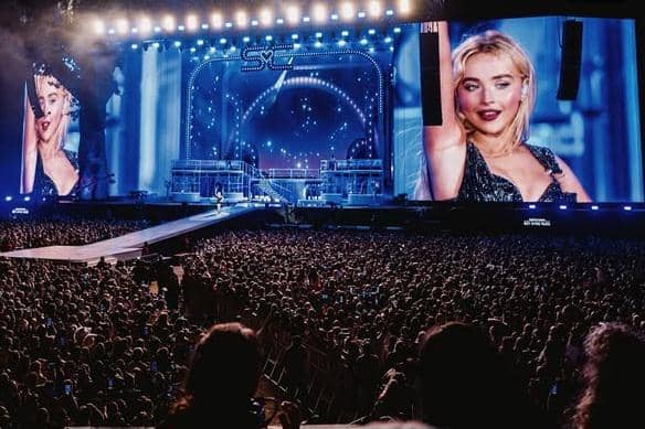 Sabrina Carpenter di atas panggung