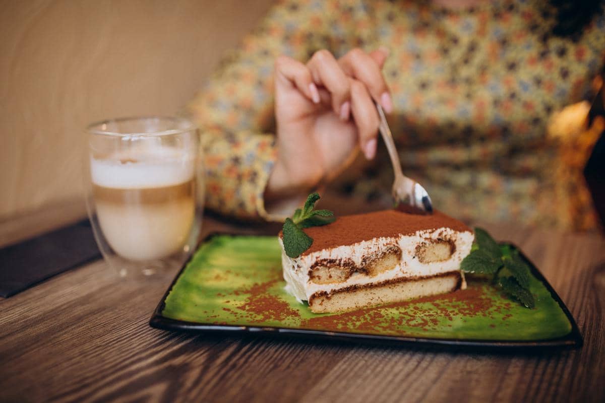 ilustrasi makan tiramisu