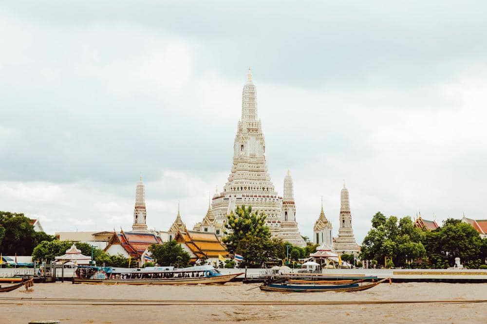 Wat Arun tempat berdoa umat Buddha di Thailand