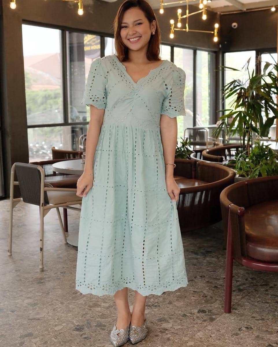 gaya ootd dengan dress ala Indah Permatasari 