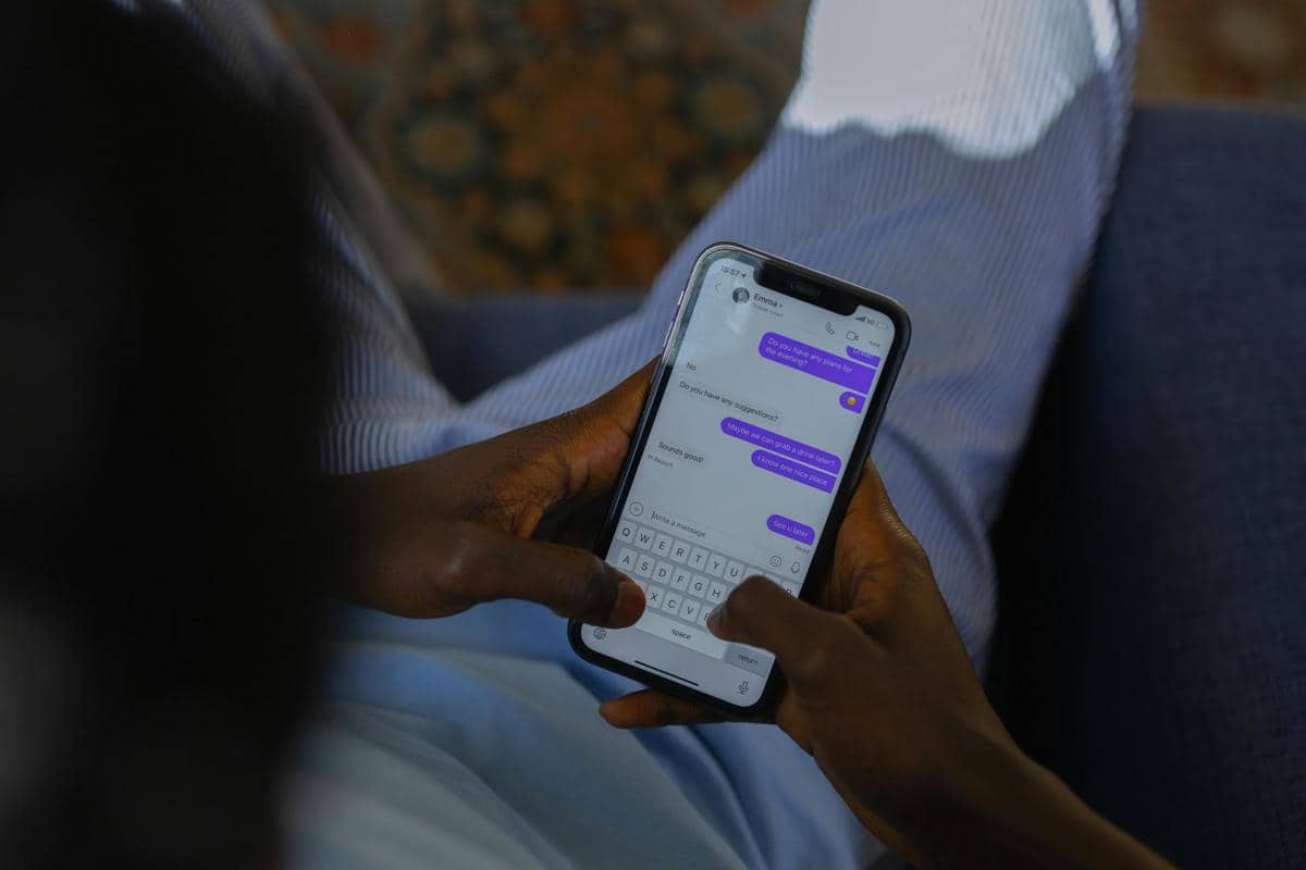 5 Cara Menyikapi Perasaan yang Muncul saat Mantan Komentari IG Stories