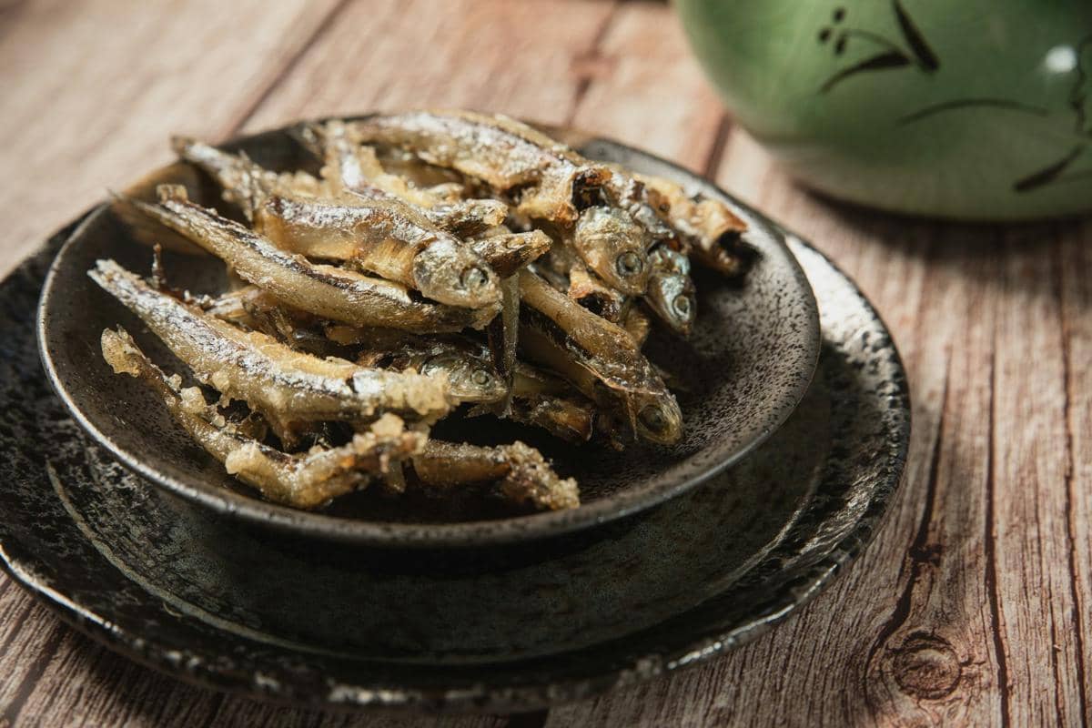 ilustrasi ikan teri goreng