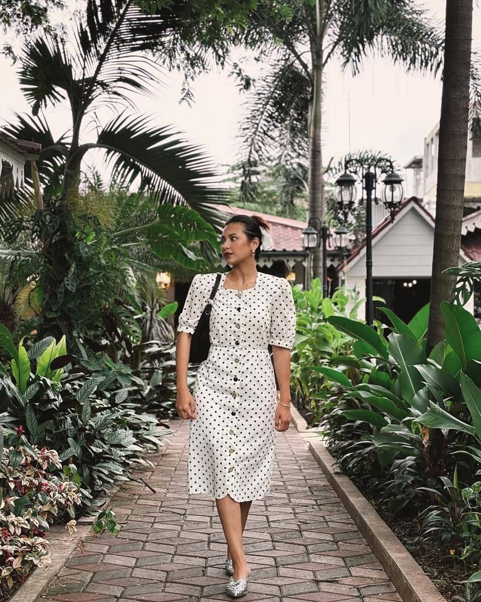 gaya ootd dengan dress ala Indah Permatasari