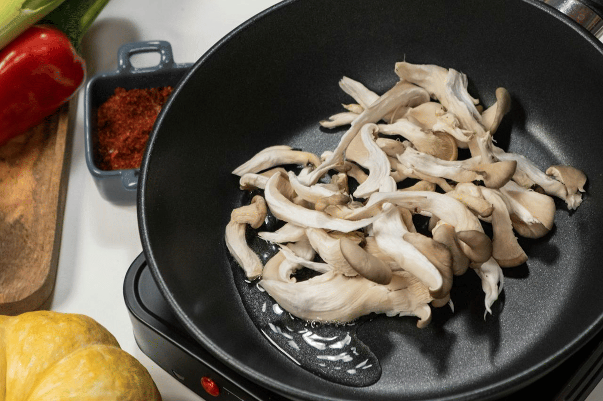 ilustrasi membuat pancake jamur tiram