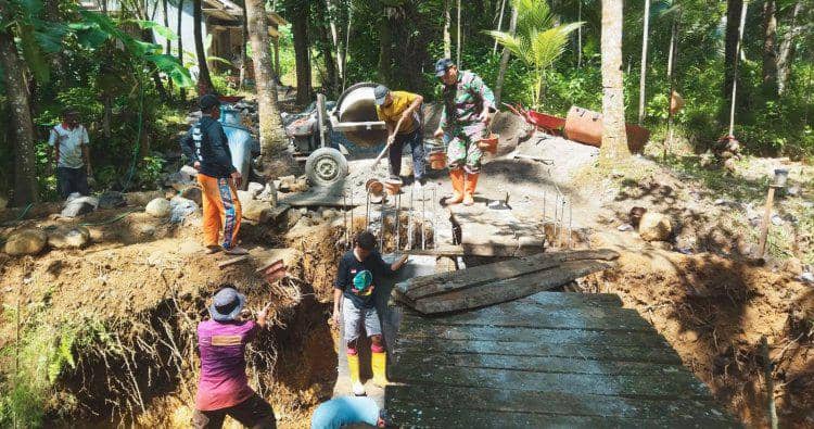 Sinergi TNI-Warga Percepat Pembangunan Jembatan Garuda Merah Putih