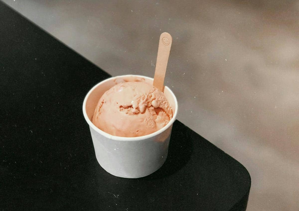 ilustrasi es krim di cup