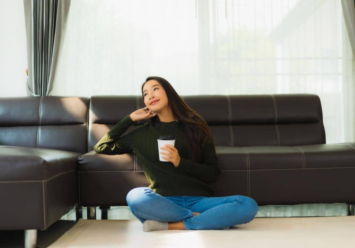 ilustrasi bersantai sambil menikmati kopi