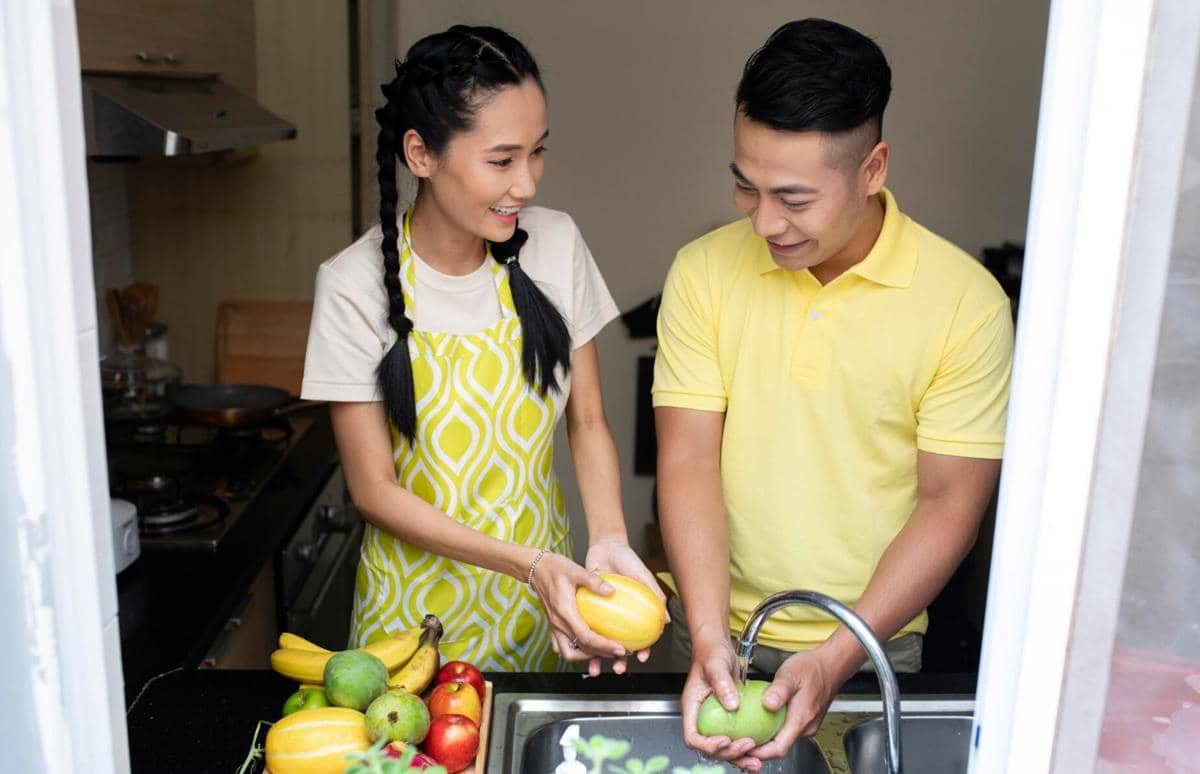 ilustrasi suami dan istri sedang menyiapkan makanan
