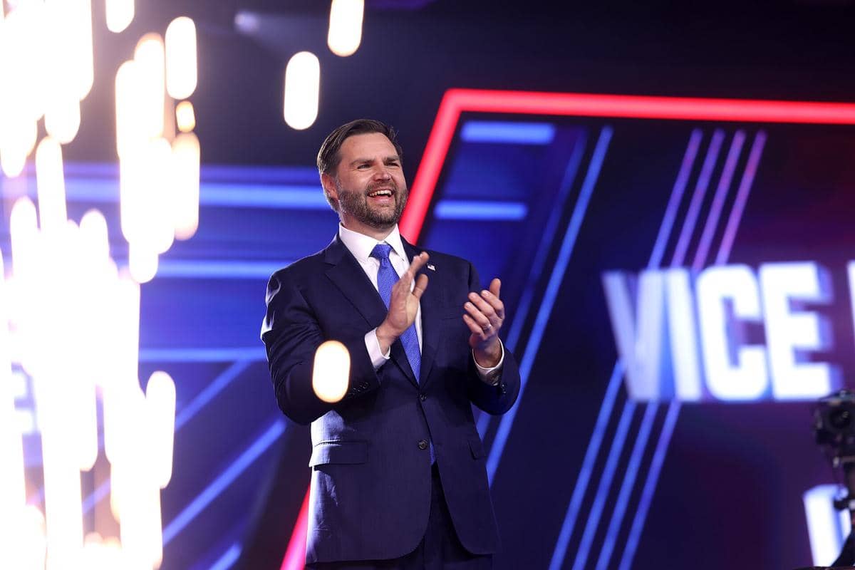 Wakil Presiden Amerika Serikat J. D. Vance berbicara dengan para peserta di AmericaFest 2025 di Phoenix Convention Center di Phoenix, Arizona. (Gage Skidmore from Surprise, AZ, United States of America, CC BY-SA 4.0, via Wikimedia Commons)