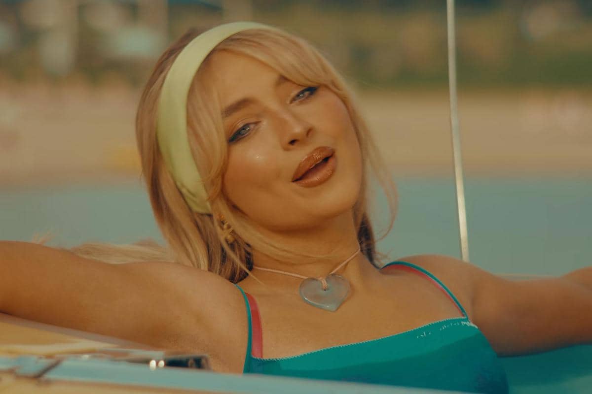 Sabrina Carpenter dalam video musik "Espresso" 