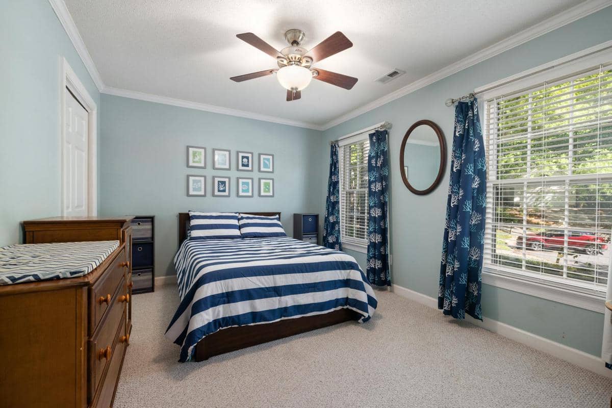 ilustrasi kamar warna pale blue