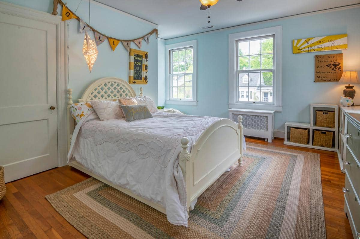 Ilustrasi cermin dinding kamar