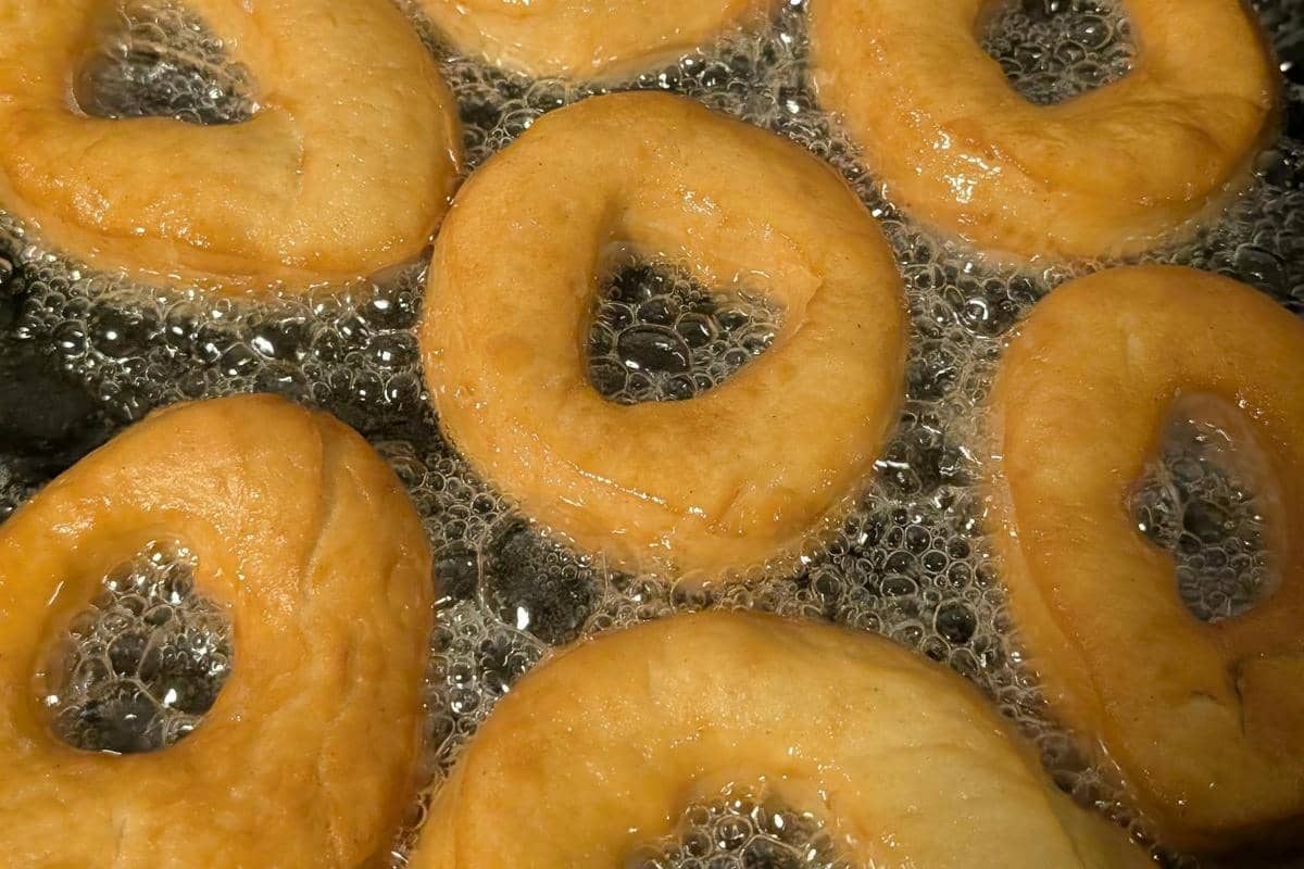 menggoreng adonan donat
